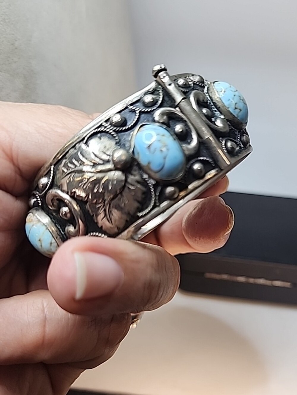 Vintage Cuff Bracelet W/Turquoise Cabochons & Silver Embossed Leafs - Picture 7 of 10